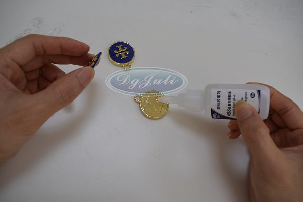 金屬配件進行點膠