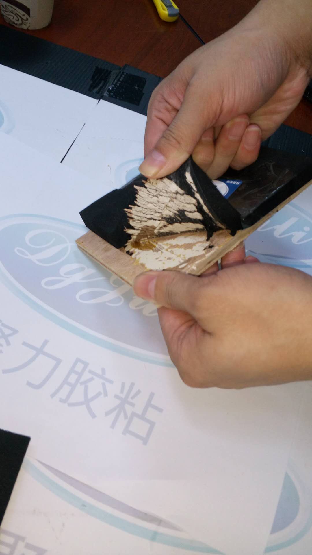 木頭粘海棉用什么膠水？聚力木板粘海綿粘合劑無腐蝕,不發(fā)白適合木材復(fù)合EVA海棉