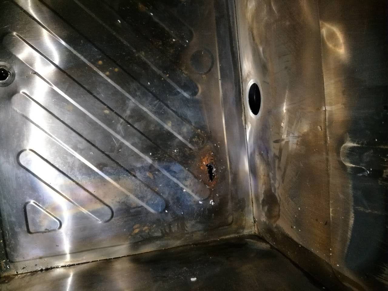 不銹鋼修補膠，安全高效完成不銹鋼熱水箱穿孔修補！