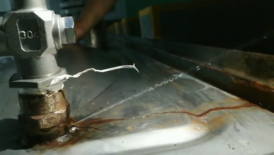 聚力不銹鋼修補膠安全高效解決不銹鋼熱水箱因砂眼產生的漏水問題！